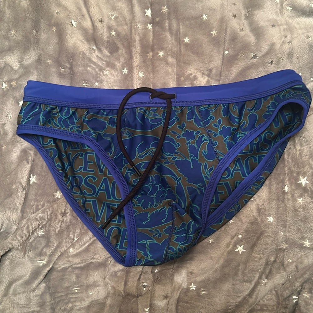 Selling brand new Versace reversible Speedo size 6